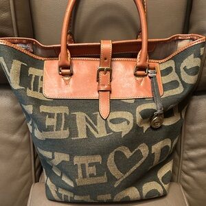 This Dooney & Bourke Large Fabric Tote, perfect addition collection. Rare Find!